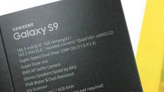 Cutia lui Samsung Galaxy S9 îşi dezvăluie spatele într-o fotografie, cu tot cu specificaţii ale flagship-ului