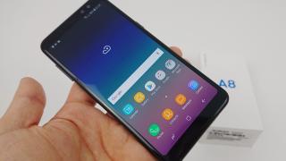 Samsung Galaxy A8 (2018) Unboxing: scoatem din cutie varianta dual SIM de culoare neagră şi iată ce accesorii primiţi la pachet (Video)