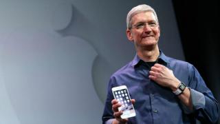 Eşti dependent de iPhone? E vină social media! Aşa consideră Tim Cook, care explică fenomenul