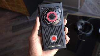 RED Hydrogen One, smartphone-ul cu display holografic se lansează comercial în această vară