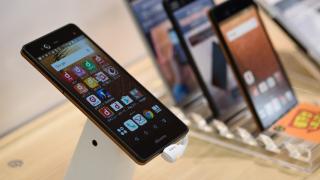 Fujitsu îşi vinde segmentul producător de telefoane mobile; Japonia tot pierde jucători pe piaţa telecom