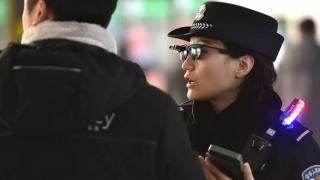 Poliţia chineză foloseşte acum ochelari cu recunoaştere facială pentru a supraveghea turiştii