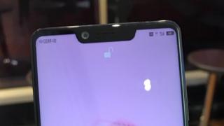 Sharp Aquos S3 se afișează în fotografii hands-on; își etalează decupajul din ecranul edge-to-edge