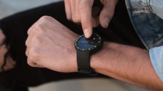 Arătosul smartwatch Ticwatch E primește o reducere pe GeekBuying; se livrează direct din depozitul european