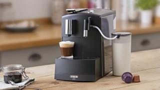 Turul Magazinelor #379: Telefon super selfie la reducere, espressor la preţ bun, încărcător wireless Apple şi alimentator cu manivelă