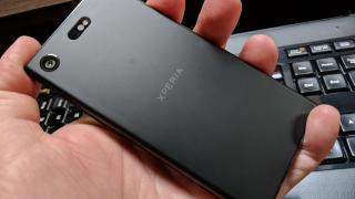 Sony Xperia XZ1 Compact: Design tip "cutie de chibrituri", destul de comod totuşi