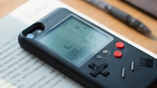 Wanle este o husă inedită de iPhone 6/6s ce are rol de consolă 8-bit portabilă; costă 16 dolari și puteți juca Tetris