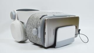 Prezentare Orange VR2: Headset de realitate virtuală cu design modern și căști stereo integrate la pachet