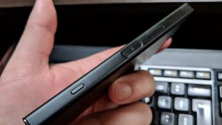 Sony Xperia XZ1 Compact: Baterie de categoria grea, face de râs mulţi "titani"