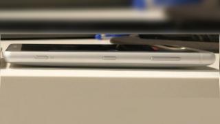 Sony Xperia XZ2 Compact apare sub formă de prototip într-o fotografie; Are un spate ușor curbat