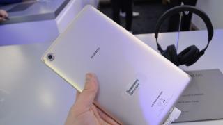 MWC 2018: Huawei MediaPad M5 8 hands-on review - tableta cu Oreo cu corp metalic (Video)