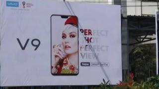 Vivo V9 este încă un telefon cu decupaj frontal, apare pe panouri publicitare în Indonezia