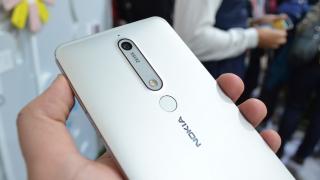 Turul Magazinelor #384: trandafir criogenat, matriţă pentru hamburgeri, Xperia XZ1 la preţ bun şi Nokia 6 (2018) în România