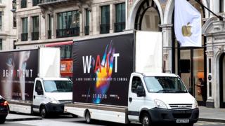 Un nou episod de trolling: Huawei parchează camioane cu bannere promoționale pentru Huawei P20 în fața magazinelor Apple și Samsung din UK