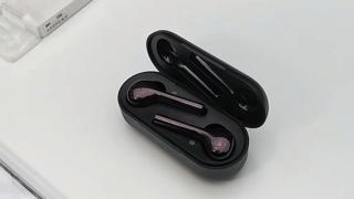 Huawei lansează căștile FreeBuds, clone de Apple AirPods ce vin cu capace de cauciuc; Există și o variantă pe negru