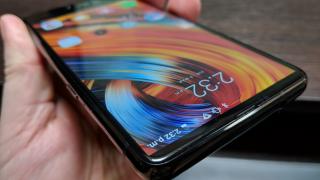 iHunt Hero: Design de telefon care costă şi de vreo 3 ori mai mult