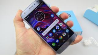 Motorola Moto X4 Unboxing: Moto ştie şi cu spatele din sticlă, are o abordare inedită a designului de cameră (Video)
