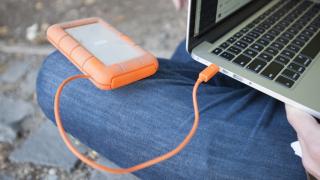 Turul Magazinelor #406: HDD extern LaCie rugged la ofertă, televizor 4K resigilat la 1300 lei, aparat de aer condiţionat cât e "cald"
