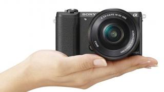 Turul Magazinelor #408: Laptop cu SSD la doar 300 dolari, căşti Marshall la preţ bun, aparat mirrorless Sony la reducere şi televizor LED 123 cm resigilat