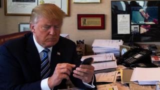 Obsesia lui Trump pentru telefonul mobil şi tweet-uri pune pe jar securitatea naţională din State