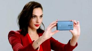 Wonder Woman promovează Huawei Mate 10 Pro cu un tweet de pe iPhone; Mic scandal de PR pentru Gal Gadot