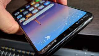 Huawei P20 Pro: Design premium, glossy, cu nuanţe "psihedelice"