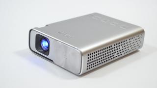 Prezentare ASUS ZenBeam E1: Videoproiector portabil cu rol de powerbank, ce redă imagini de până la 120 inch