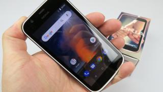 Nokia 1 Unboxing: cel mai ieftin telefon cu Android Oreo e aici, într-o cutie micuţă (Video)