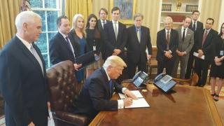 Donald Trump nu renunță la iPhone, în ciuda avertizărilor din partea experților