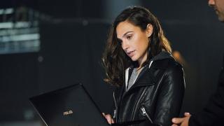 Actrița Gal Gadot (Wonder Woman) este acum imaginea ASUS, promovând PC-urile şi laptop-urile companiei; Cum rămâne cu Huawei?