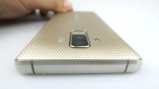 Bluboo S3: Design de telefon făcut parcă din resturi de tancuri din război