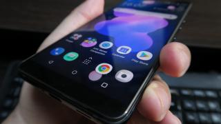 HTC U12+: Display slab iluminat, măcar are culori OK....