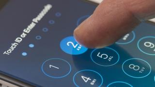 Un hacker a spart parola de pe iOS într-un mod bizar de uşor