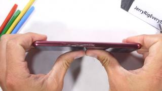 LG G7 ThinQ este ars, îndoit şi zgâriat de JerryRig, dar rezistă ca un campion (Video)