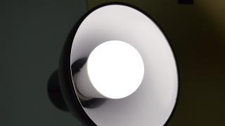 Prezentare bec inteligent Allview; Dispozitiv smart ce poate fi controlat simplu și rapid de pe telefon