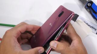 LG G7 ThinQ este disecat de JerryRigEveryThing şi aflăm cât de greu de reparat e (Video)
