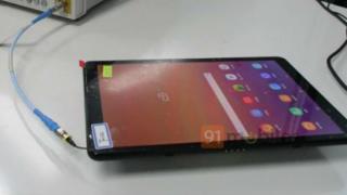 Tableta Samsung Galaxy Tab A2 10.5 apare în fotografii direct de pe masa de certificare FCC