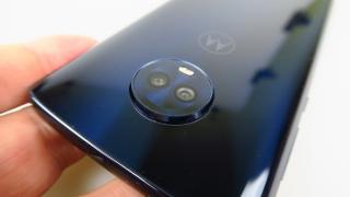 Motorola Moto G6 Plus: Design de sticlă şi metal, cu un negru-albastru fascinant