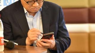 CEO-ul Samsung a fost fotografiat cu un Samsung Galaxy Note 9 în mână; Iată fotografia!