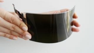 Samsung anunță dezvoltarea unui ecran de smartphone indestructibil similar cu Moto ShatterShield