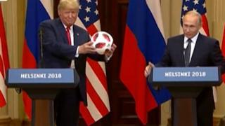 Vladimir Putin i-a oferit o minge de fotbal cadou lui Trump; Mingea avea un cip transmiţător special la bord