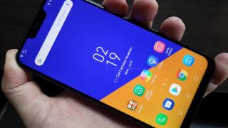 ASUS ZenFone 5z: Display luminos, cu breton care se poate în sfârşit ascunde