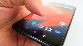 OnePlus 6 are probleme cu ecranul; În anumite condiții cu modul Adaptive Brightness activ ecranul "pâlpâie"