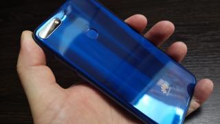 Huawei Y7 Prime (2018): Design de bomboană, lucios, dar cumva nu alunecă