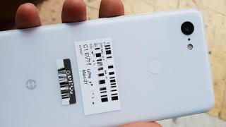 Google Pixel 3 XL apare în fotografii hands-on clare, în varianta albă; O singură cameră în spate!