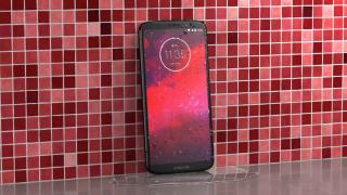 Motorola Moto Z3 devine oficial: primul telefon cu 5G prin modul, scanner de amprente lateral, CPU de anul trecut