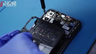 Xiaomi Mi 8 Explorer trece printr-un proces de dezasamblare ce dezvăluie circuitul fals vizibil prin panoul spate transparent