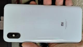 Xiaomi Mi 8X apare în presupuse fotografii; Ar avea scanner de amprente integrat în ecran