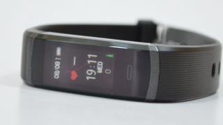 Prezentare Makibes HR3: Smartband accesibil cu monitorizare continuă a pulsului și certificare IP67