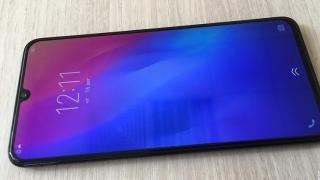 Vivo V11 ni se prezintă în detaliu prin intermediul unor fotografii reale; Vine cu decupaj circular în ecran